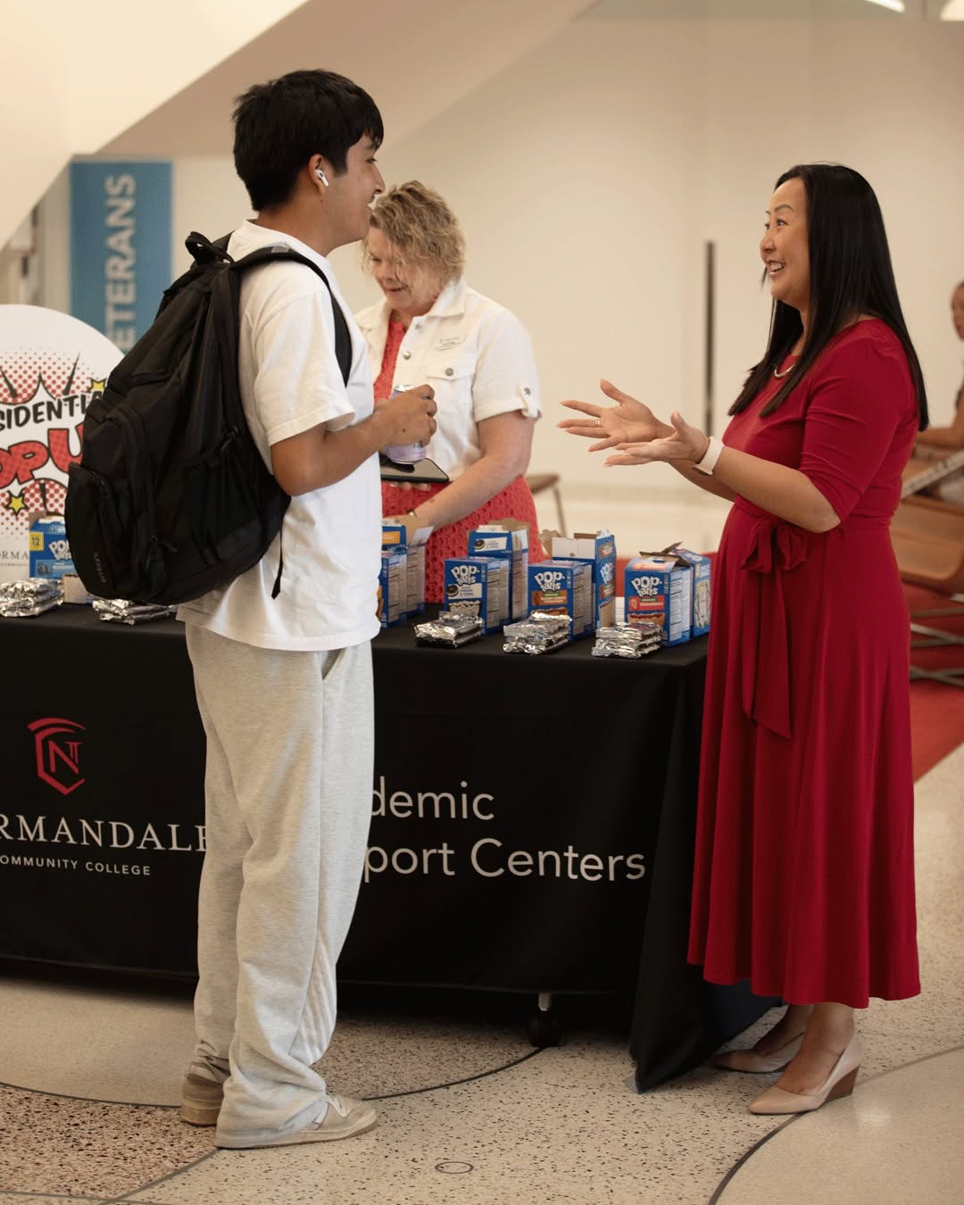 Last week, we had the fall term's first Presidential Pop-Up! �� Our Interim President, Dr. Yang, spent time meeting with...